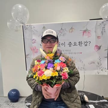 “韓ドラの名脇役” キム・ウィソン、還暦祝われて照れ笑い「残りの人生は無害に、楽しく…」【PHOTO】