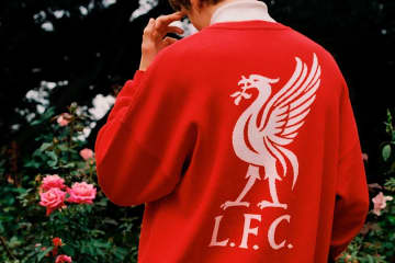 リバプール FC限定アイテムが東京・表参道で、チームロゴ入りニットやレザーブルゾンなど