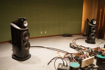 エイベックス松浦会長がD&M試聴室でB&Wハイエンドスピーカー体験。YouTube動画公開