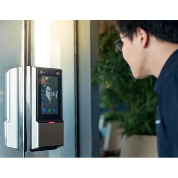 紙マスクで顔認識を騙しサボり発覚…中国浙江省の地区民生職員が行っていた不正が話題