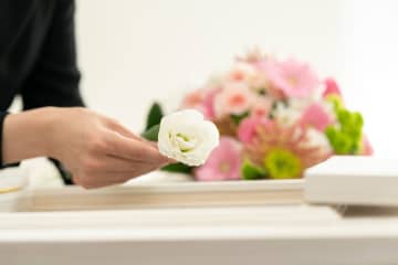 男尊女卑の実家を飛び出し絶縁状態…冷遇され続けた娘が疎遠だった母の葬儀のために決意の帰郷