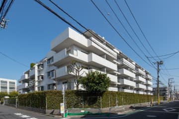 センターハイツ梅ヶ丘 6階｜「梅ヶ丘」駅徒歩13分。小・中学校近接、緑あふれる世田谷ライフ。専有面積広々117㎡。陽当たり良好な南向きワイドスパン住戸