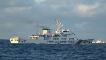 【緊迫】中国船が「ただちに立ち去れ」と“警告”…漁船に高圧放水砲も　領有権巡り対立続く海域でフィリピン巡視船に同乗取材