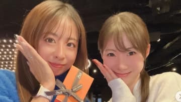 園田彩乃「らぶゆー」エルメス製ギフト贈られる　美人テニスプレーヤーとの仲良しショットに反響