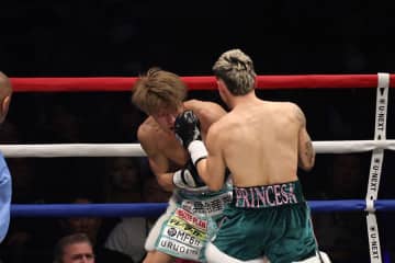 桑原拓4回TKO負け、王座獲得ならず「悔しい」　猛ラッシュで顔面腫れあがる「相手が二重に見えて…」