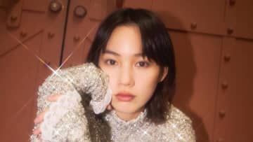 のん ボディーラインにぴったりフィット！全身キラキラの豪華なクリスマス衣装姿を披露 美スタイル際立つクールなショットに「めっちゃかっこよくて素敵」