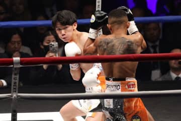 高見亨介、1-2判定負けで王座陥落　プロ11戦目で初黒星　死闘制したサンティアゴが2団体王座統一