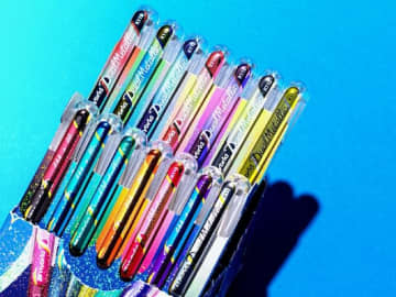 「こんなに進化しているのか！」大きなグリッターが輝くぺんてる「デュアルメタリック」に驚いた理由