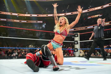 「初代タイガーか？ サスケか？」“元体操”美女レスラーが放った異次元の“アクロバティック場外ダイブ”にファン大興奮