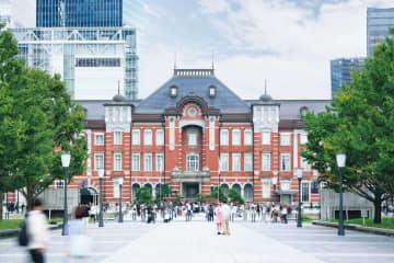 東京駅丸の内駅舎を眺められる絶景スポット3選。大通りや屋上庭園から、100年の時をまとう東京のシンボルを堪能しよう！