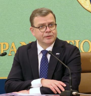 フィンランド首相が謝罪　連立与党議員「つり目」ポーズで