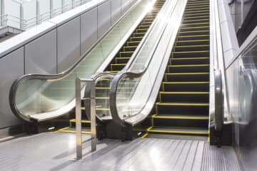 エスカレーターは左と右、どちらに立つべき？地域による違いがあるって本当？