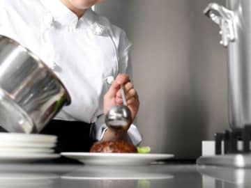 ミシュランシェフの99%が男性の謎。家庭料理は女性の役割でも「一流の料理」は作れないってこと？