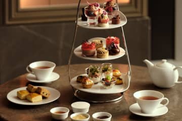 ジャヌ東京「国産いちご×チョコレート」アフタヌーンティー、ベリー添えたミニパフェやカシスムースなど