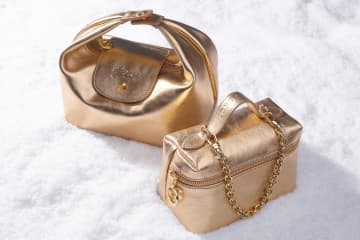 ロンシャン“クリスマス”の煌めきミニバッグ、ゴールドレザー＆無数のレッドスパンコールで