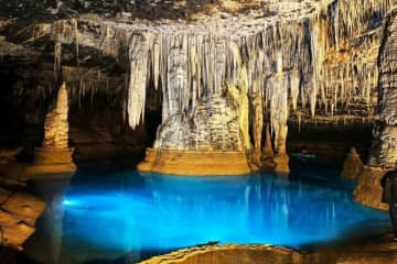 幻想的な洞窟探検を楽しめる湖北省恩施の「魔眼天宮」―中国