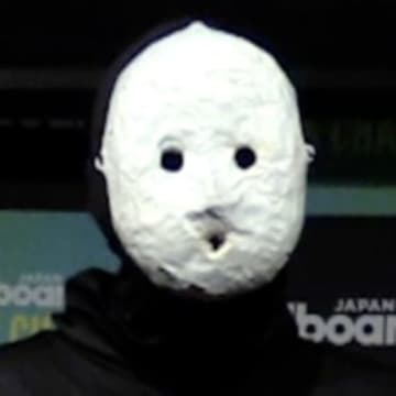 覆面ホラー作家・雨穴「一応高級品です」　ある材料で作られた“一点物”のお面の制作秘話