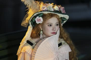 ドレス姿で写真撮影を楽しむ観光客　中国・ハルビン市