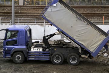 ダンプカーが “荷台” を上げたまま走行『道路標識』につっこみ “3時間以上渋滞” ネットでコメント殺到「普通荷台を上げたまま走るとブザーが鳴ると思うんだけど、、」「私が乗ってる10トントラックはウイング閉め忘れたらセルが回らずエンジンが始動できないけど。。」