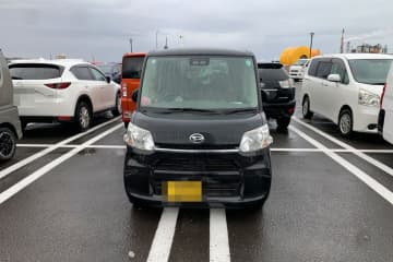 満車の駐車場、迷惑すぎる駐め方が「あり得ない」と物議　1台で4台分のスペースを占有か