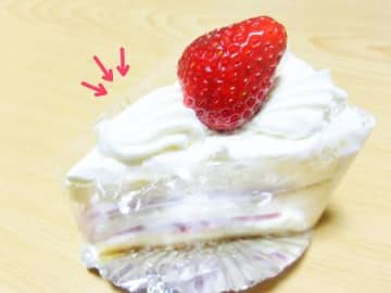 カットケーキの「透明フィルム」手で剥がすの待って！こうすれば指にクリームがつかずキレイに剥がせますよ♪