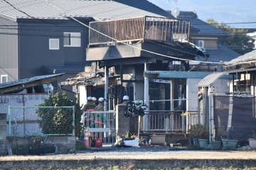 男性死亡か…午前3時、近隣店の店員が通報　1人の遺体を発見、2階建て住宅が全焼　住人の男性と連絡が取れず