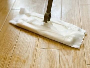まず「ウェットシートで拭く」はNG！やりがちだけど実はアウトな床掃除