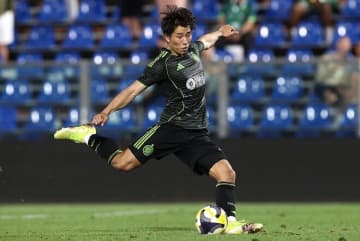 「獲得を拒否したJリーガーを押し付けられた」欧州名門の元監督、電撃辞任の要因のひとつは“日本代表歴１試合FW”の強行補強か。地元メディアが報道「古橋のレベルには遠く及ばなかった」