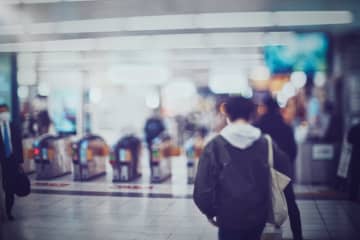 同僚が「乗換駅でいったん改札を出ても運賃が変わらなかった」と言うのですが、これは仕様？ それとも例外？ 交通系ICのルールとは？