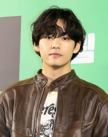 「BTS」V、ソウルの主要スポットが誕生日のお祝いムードに…漢江の巨大オブジェから各地の大型広告まで