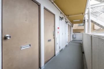 部屋に強盗が押し入るも、バッグを置き忘れて逃走…中にはスマホが。現場カメラには手ぶらで走り去る姿