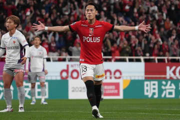 ｢お人形さんかと｣｢綺麗すぎて鳥肌たった｣浦和MF渡邊凌磨の元“おはガール”妻、オーラ全開ドレスアップ姿の夫婦2ショット公開