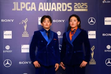 姉妹で日米アワード制覇　岩井ツインズが“双子コーデ”で決意＆感謝「来年もっと頑張ろう」