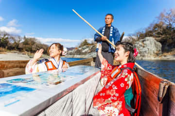 埼玉県の観光地・長瀞の冬の風物詩　秩父鉄道「ぽかぽかこたつ舟」元日から冬季限定運航　こたつを載せた和船で暖を取りながら風光明媚な渓谷美を満喫