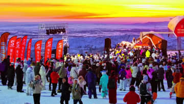 スキーの後は山頂で踊ろう　新疆アルタイ市