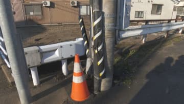 未明の交差点に大破した車、倒れていた女性(33)が死亡 「声をかけていた男性」が姿消す　ひき逃げの可能性があるとみて捜査