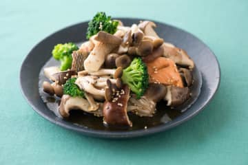 年末年始の野菜不足を解消する！【簡単・和風マリネの作りおき】焼き根菜のゆずマリネ、きのこのごまだしマリネ