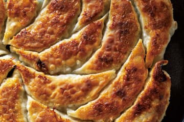 コツは蒸してから揚げ焼き！ 野菜多めがうれしい♪「野菜餃子」のレシピ