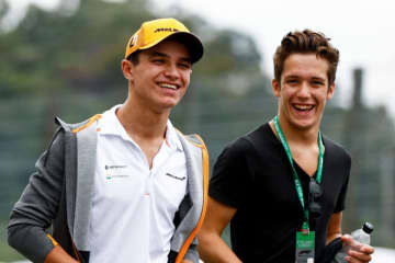 親友ノリスのF1初王者にフェネストラズ「ドキドキしながらレースを見ていた！」近日スキーに行く約束も