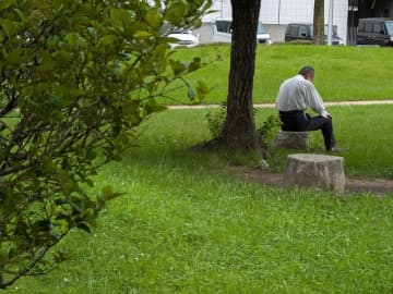 年金月17万円・63歳男性「会社員時代のスーツを普段着にしている。再雇用を希望せず後悔」
