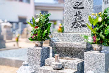 ひとりっ子のため強制的にお墓を継承することに。遠方なので“拒否”したら「継承者不在の手続き」を案内されたのですが、費用はどのくらいかかるのでしょうか？