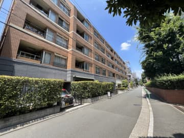 グランシティ三田・三ノ輪 4階｜「白金高輪」駅徒歩7分。都心の利便と落ち着きある暮らしの両方を実現。専有面積115㎡超。ワイドサッシで開放感のある住戸