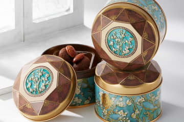 ゴッホ《花咲くアーモンドの木の枝》着想の“ガラス絵”クッキー缶、愛知「ゴッホ展」限定で