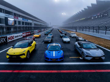 ロータスが「PHEV開発」を示唆？ 77周年トラックデイで語られたブランドの現実的な未来