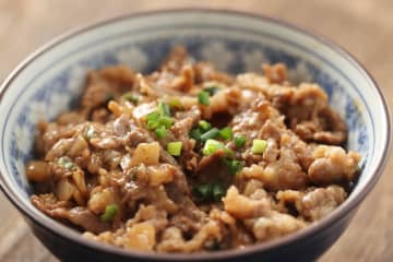【現役板前が伝授】『プルコギ丼』の作り方が話題！混ぜ込んで”さらに絶品”に…お肉たっぷりで大満足の一品に主婦からも「予備のライスが絶対に必要」「男子は皆好きな味！」の声