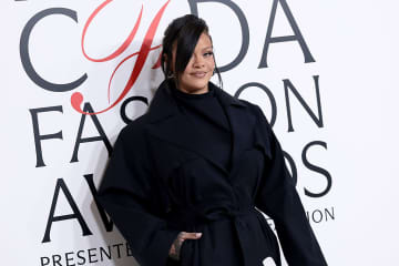 リアーナ、マライア・キャリーの公演ではしゃぎすぎて“座って”と注意される