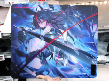 独自フロスト加工の強化ガラス製マウスパッド「Hachiware Gaming Zero」