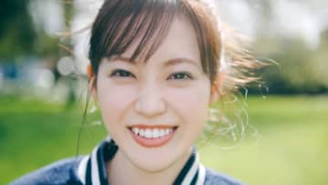 櫻坂46松田里奈 水着姿でアンニュイな表情の新カット公開！夕日に照らされたビーチにたたずむ様子や“まつりスマイル”も 1st写真集『まつりの時間』