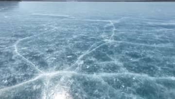 青く凍り付いた昌馬湖、幻想的な景観　中国・甘粛省玉門市