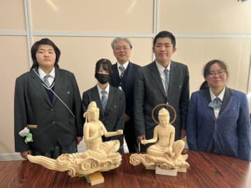 雲中供養菩薩の彩色を誠恵高校が担当　沼津御用邸記念公園で制作途中を特別公開